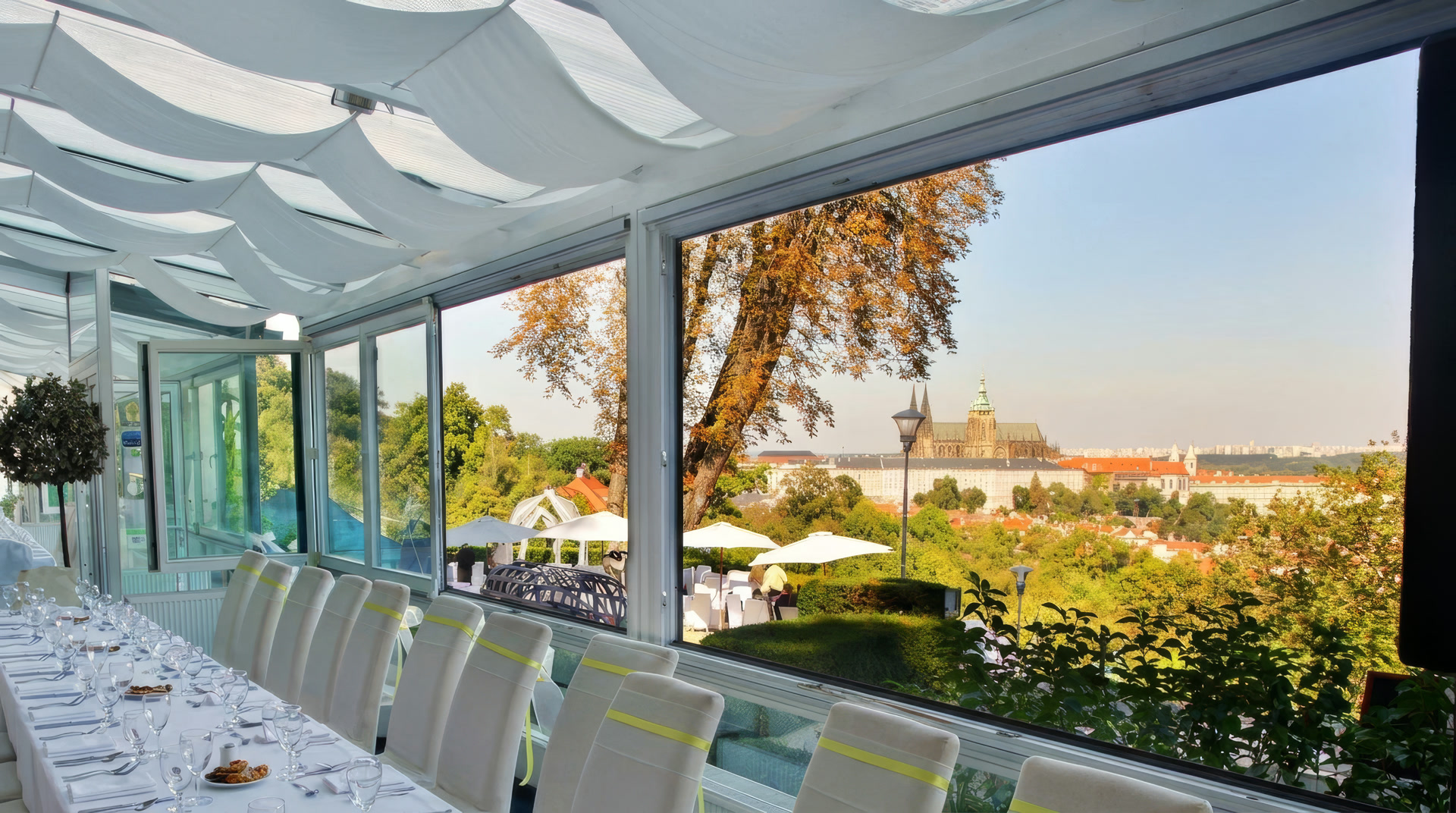Výhled na Pražský hrad z prosklené verandy restaurace Nebozízek
